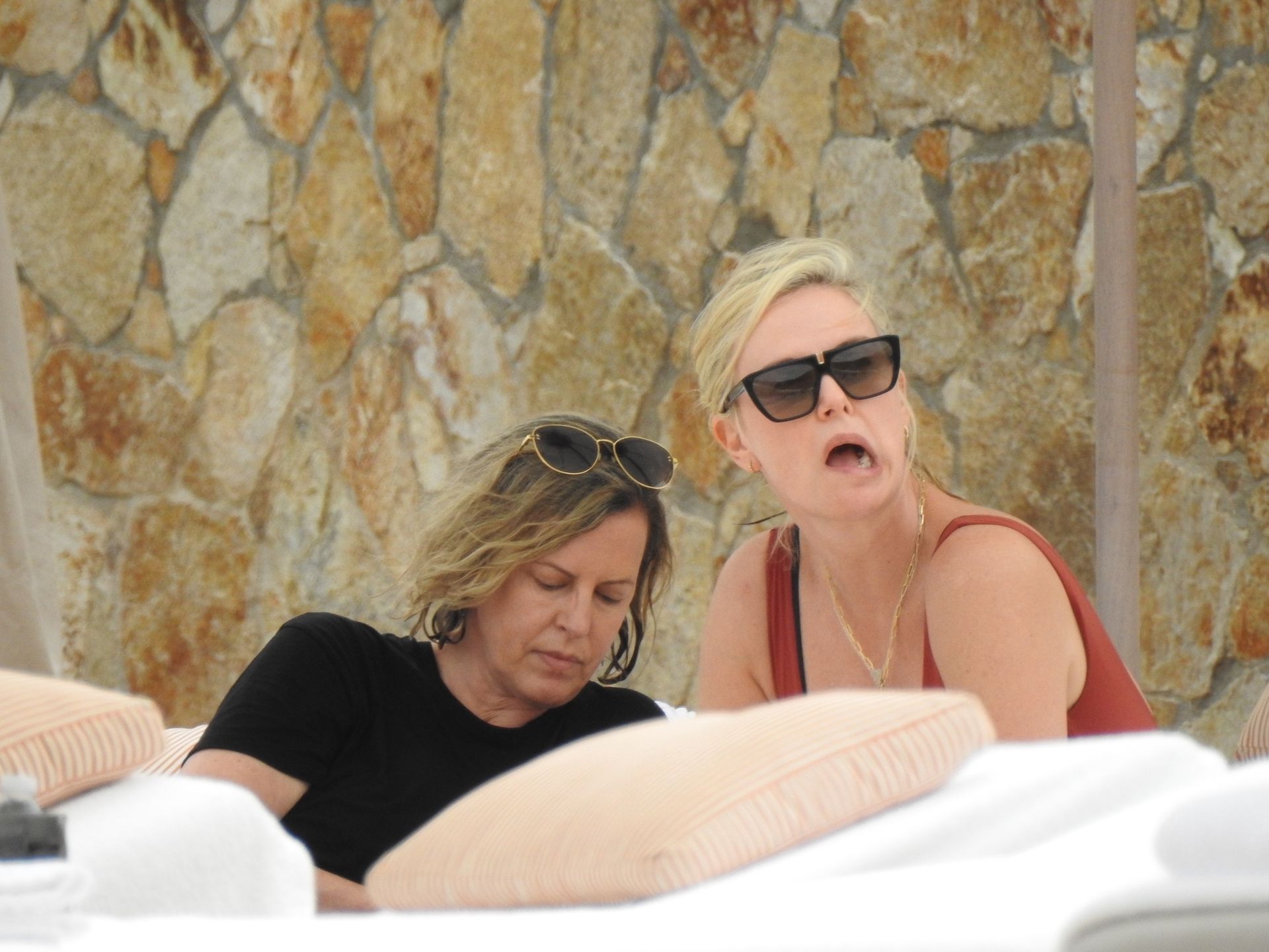 Charlize Theron z mamą na wakacjach