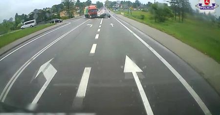 Wypadek w Wilkołazie. Moment zderzenia pojazdów zarejestrowała kamera