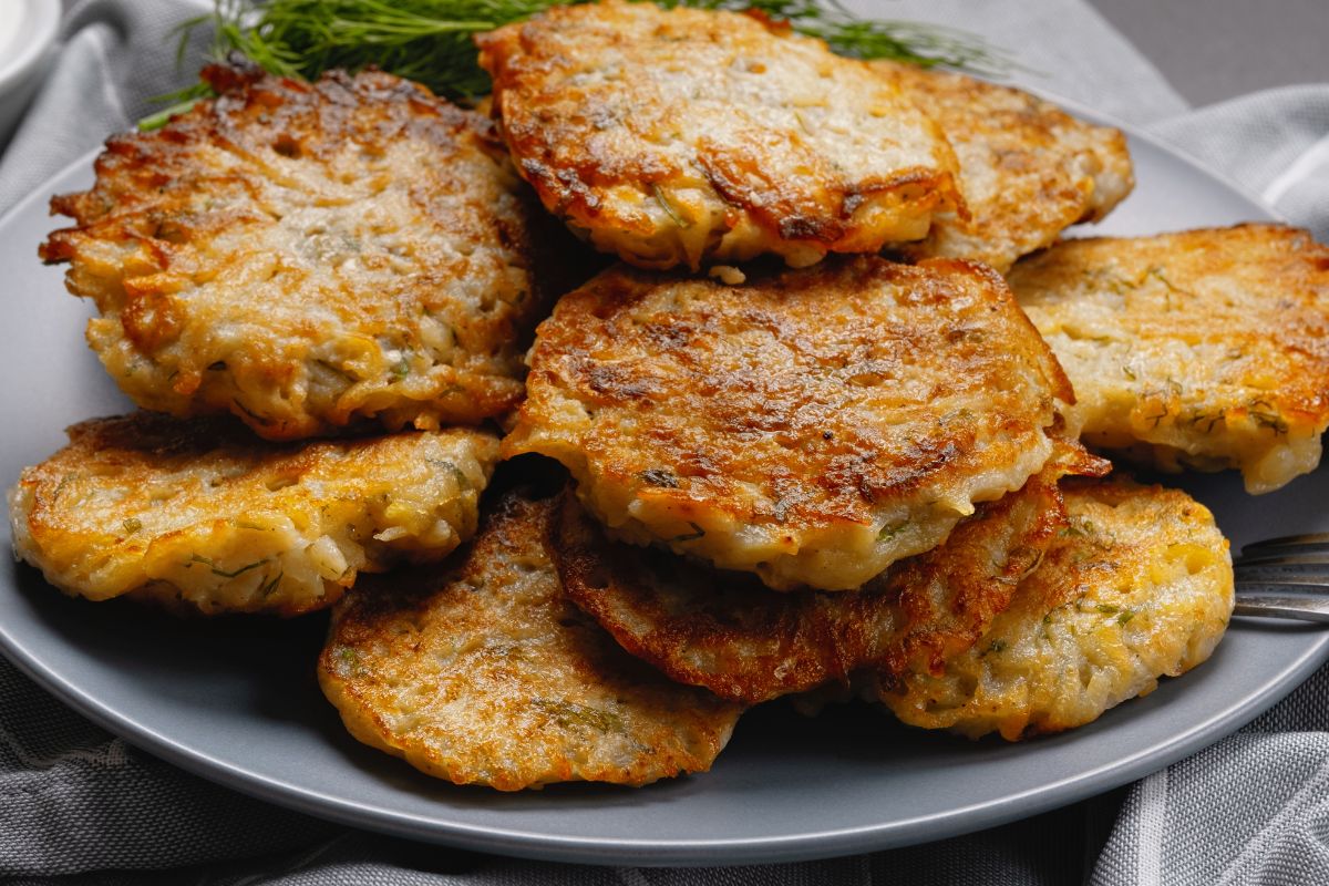 Kotlety mielone robię po chłopsku. Są jeszcze smaczniejsze i  bardziej soczyste niż zwykłe