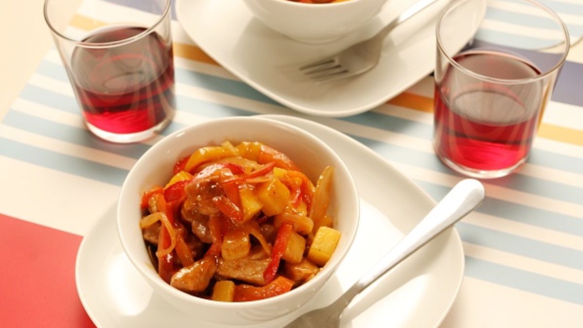 Sos słodko-kwaśny jest uwielbiamy przez smakoszy na całym świecie 