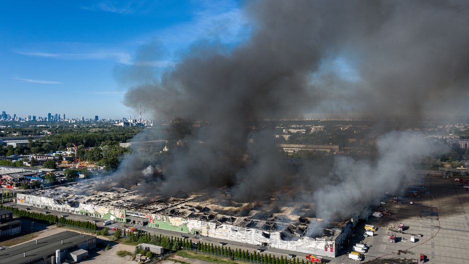 Warszawa, 12.05.2024. Pożar kompleksu handlowego przy ul. Marywilskiej 44 w Warszawie, 12 bm. Ogniem objęte jest ponad 80 proc. hali. Działania ratownicze prowadzi 50 zastępów, w tym SGRChem. (aldg) PAP/Leszek Szymański***Do tego materiału zdjęciowego dostępna jest również depesza w systemie CSI, pt.: Warszawa/ Strażacy dogaszają pożar kompleksu handlowego Marywilska 44**