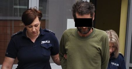 Kierowca był kompletnie pijany. Potrącił robotnika koszącego trawę
