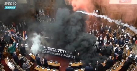 Skandal w serbskim parlamencie. Są ranni, jedna posłanka walczy o życie