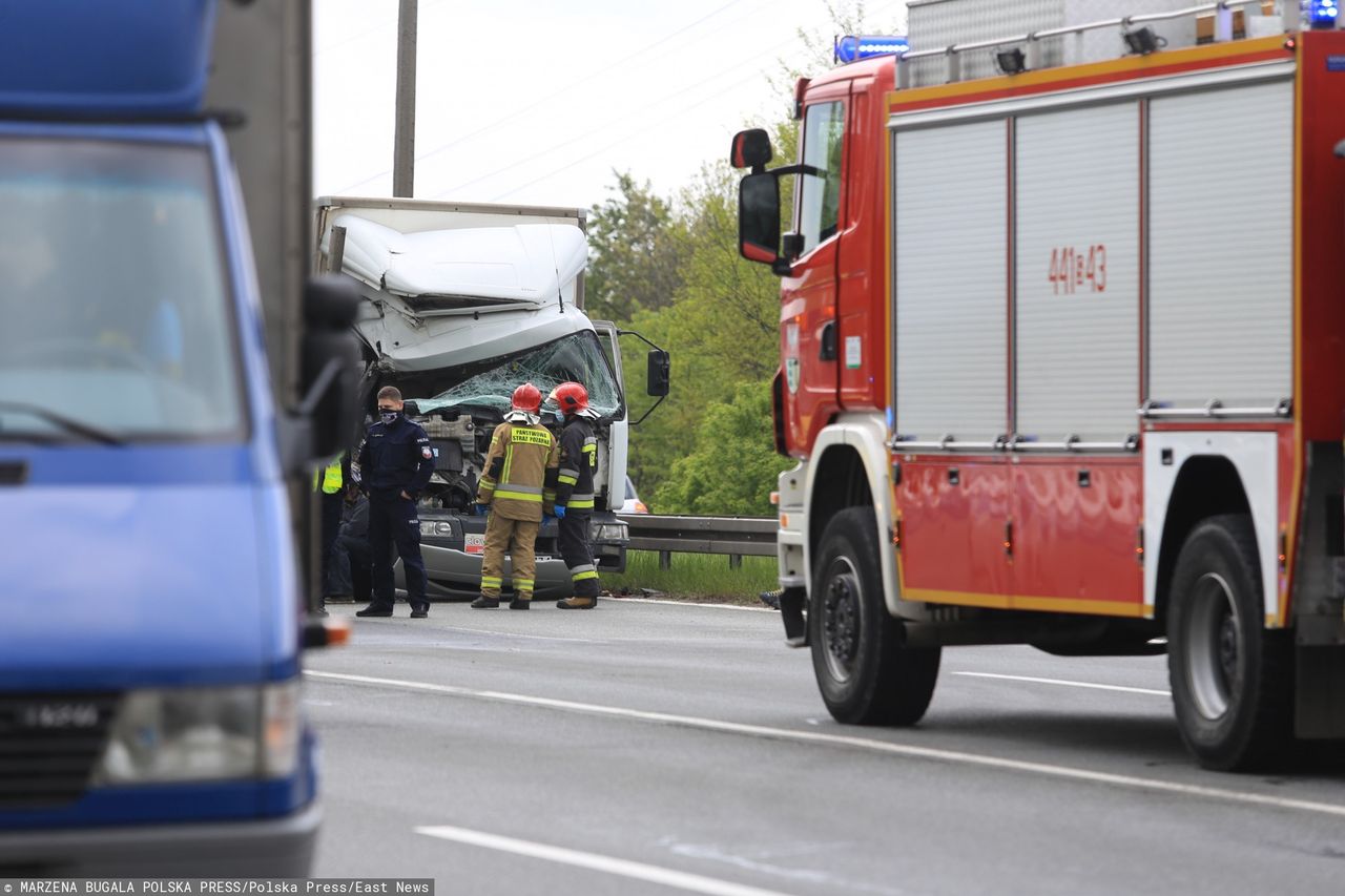 Sosnowiec. Droga Krajowa 94 zablokowana. Tir zawisł na betonach