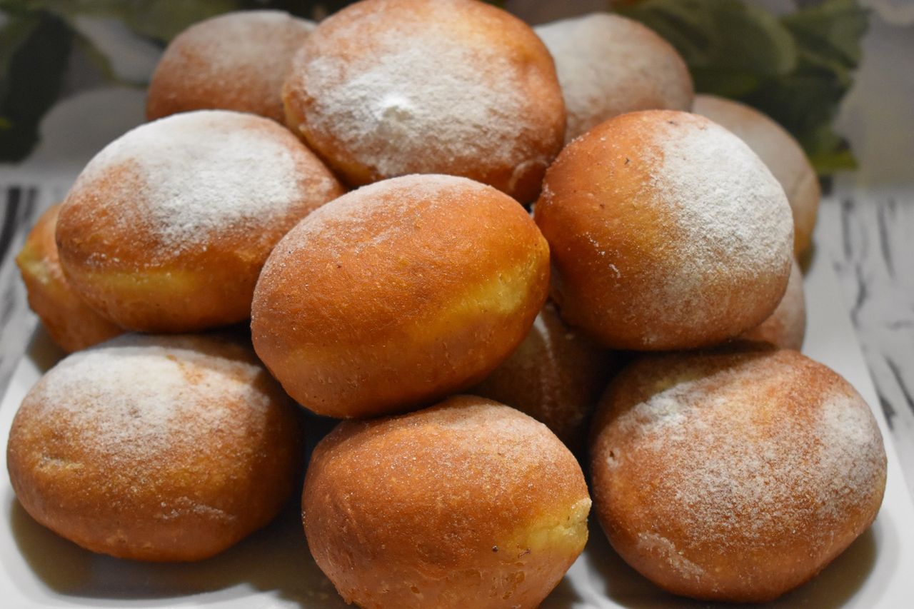 Puszyste i lekkie pączki. Zrób w domu zamiast przepłacać w cukierni