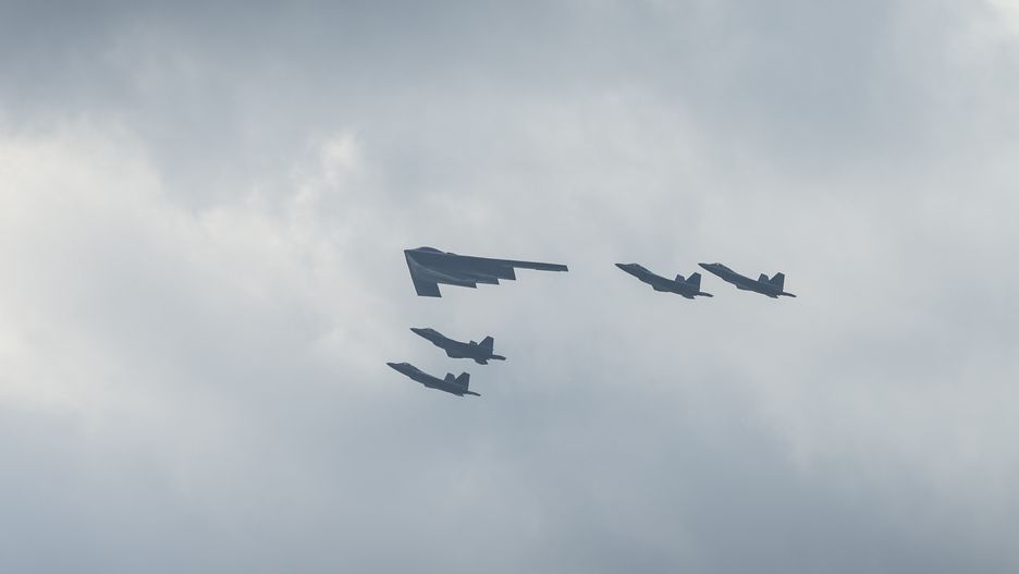 Bombowiec B-2 w towarzystwie myśliwców F-35
