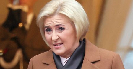 Spojrzała na jej kreacje. Nie szczędziła krytyki