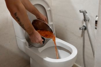Spuszczasz w toalecie? Nigdy więcej tego nie rób