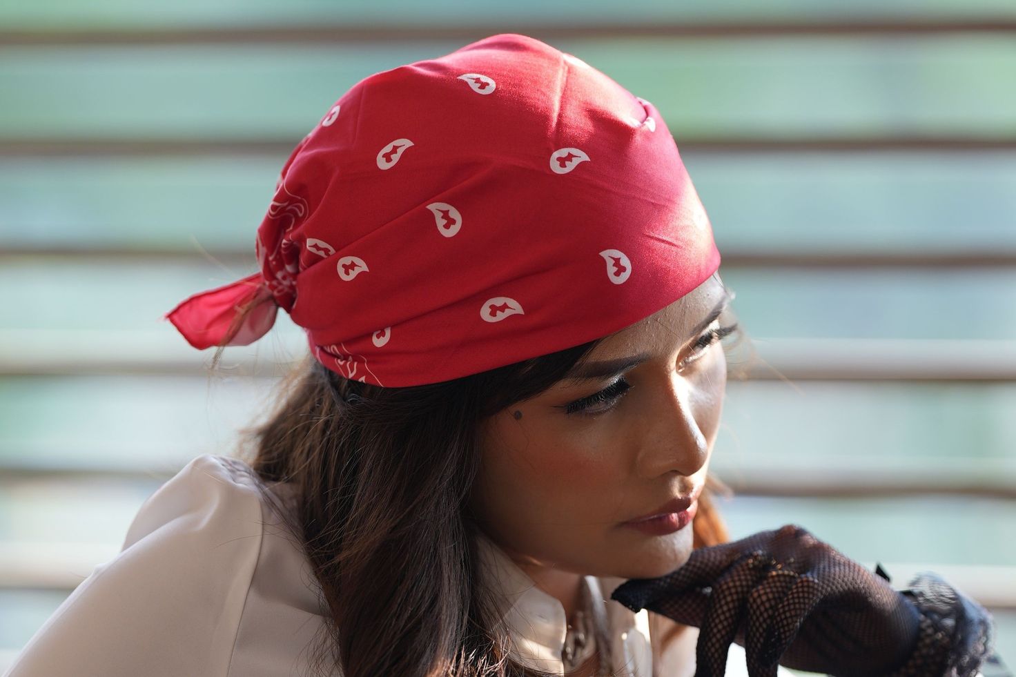 Bandana wraca do mody. Ten dodatek  noszą Dua Lipa i Zendaya