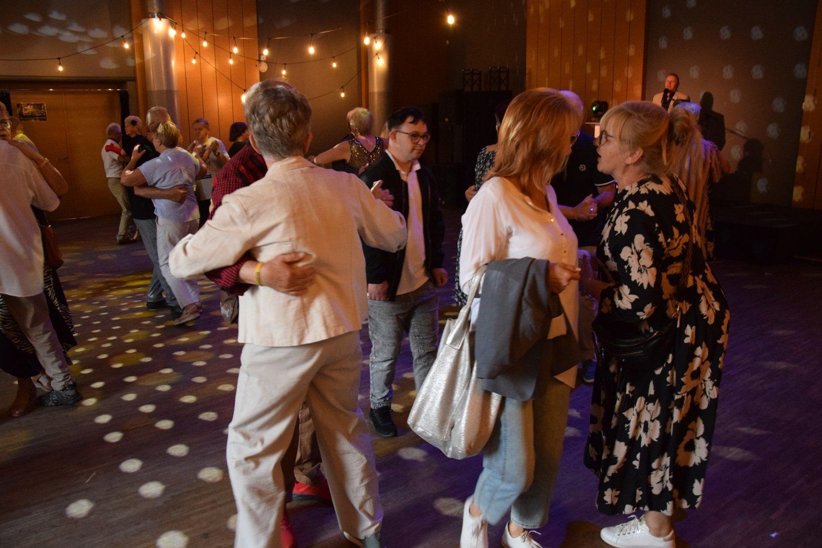 Szalone Retro Party w Zduńskiej Woli zgromadziło nie tylko seniorów