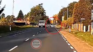 Tak wyprzedzał. Nagrała go kamerka. "Mistrz"