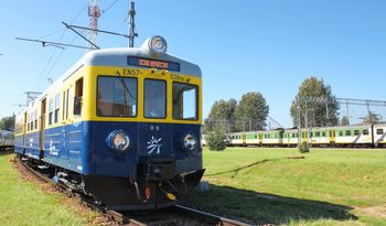Najstarszy pociąg elektryczny w Polsce znów na torach. Wraca "Babcia"