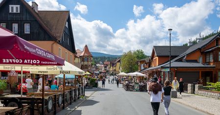 Polacy rezerwują wyjazdy na ostatnią chwilę. Te regiony są hitem