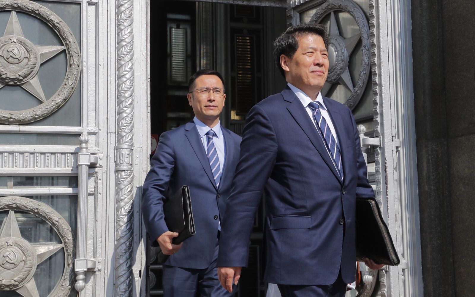 Special Representative of the Chinese Government on Eurasian Affairs Li Hui visits Moscow
epa10655339 Special Representative of the Chinese Government on Eurasian Affairs Li Hui (R) leaves Russian Foreign ministry building after his meeting with Russian Foreign Minister Sergei Lavrov in Moscow, Russia, 26 May 2023. Li Hui plans to hold talks on a peaceful settlement of the crisis in Ukraine. The Chinese envoy visited Belgium, Poland, France, Ukraine, Germany during his tour, where he discussed China's peace plan for a political settlement of the conflict in Ukraine.  EPA/MAXIM SHIPENKOV 
Dostawca: PAP/EPA.
MAXIM SHIPENKOV
