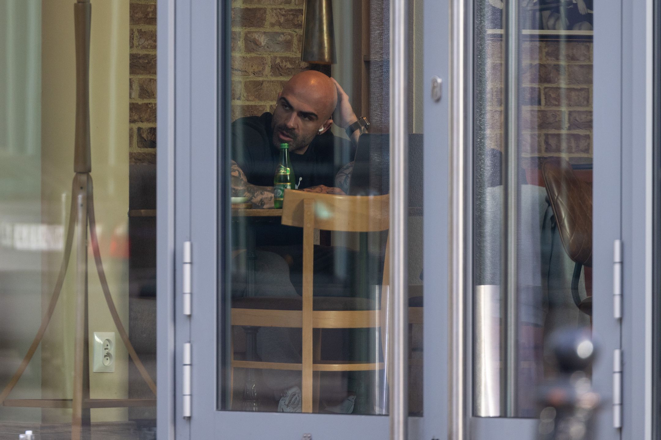 Samotny Akop Szostak na mieście