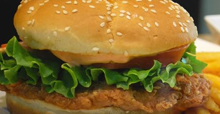 100 dni na diecie z KFC. Zaczął od wygłupu, teraz wspiera szczytny cel