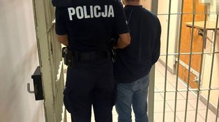 Zostawił ponad sto tysięcy złotych w aucie i go nie zamknął. Złodziej skorzystał z okazji