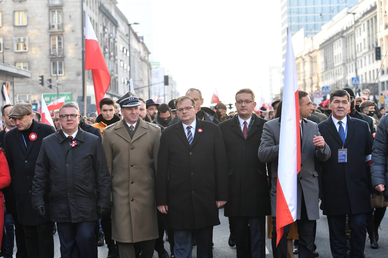 Marsz Niepodległości w 2021 r. Robert Winnicki i Robert Bąkiewicz jeszcze wspólnie w pierwszym szeregu