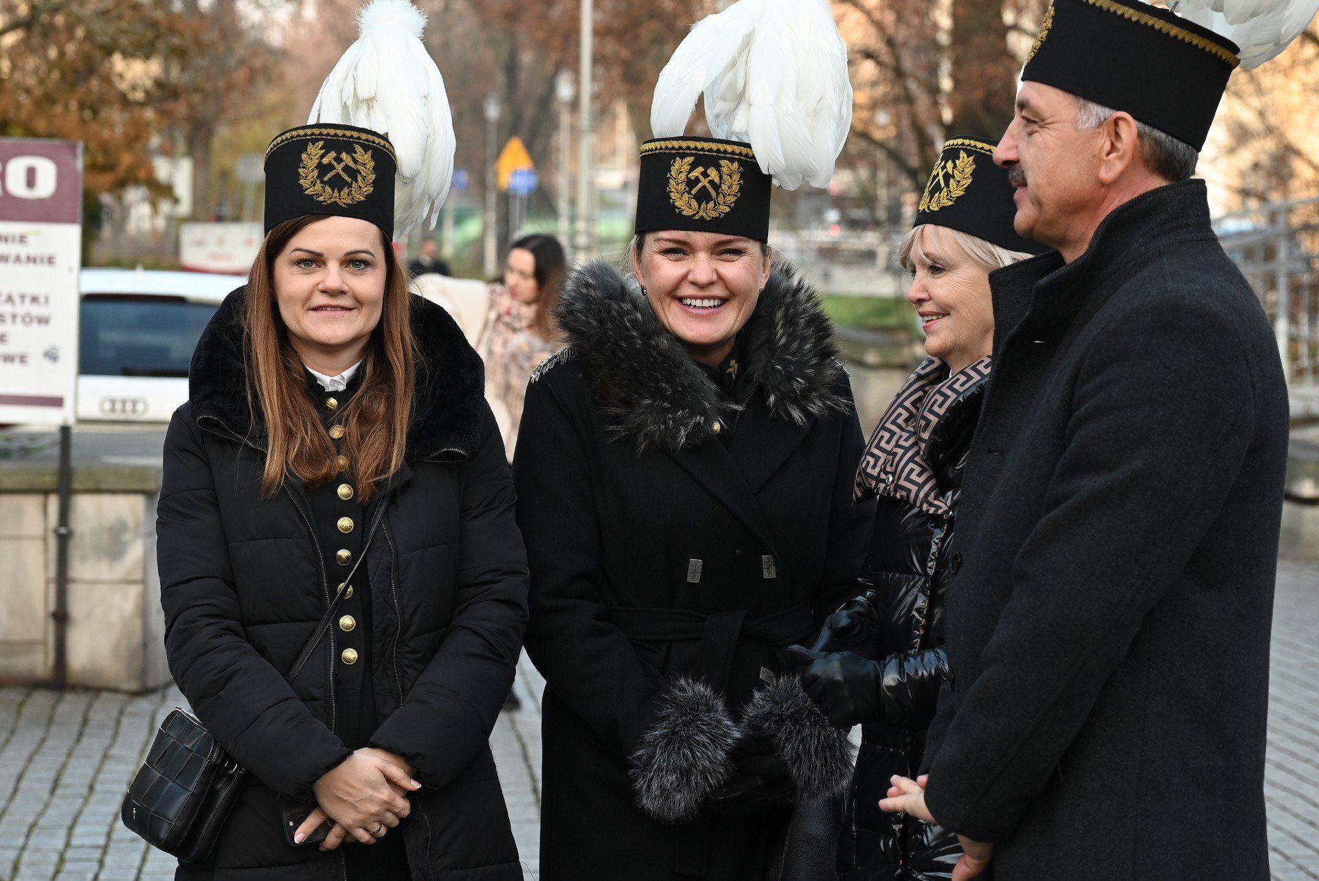 Górnicy podczas Pochodu Barbórkowego w Kielcach 4 grudnia 2025. Uczestnicy przemaszerowali ulicami miasta w galowych strojach górniczych.