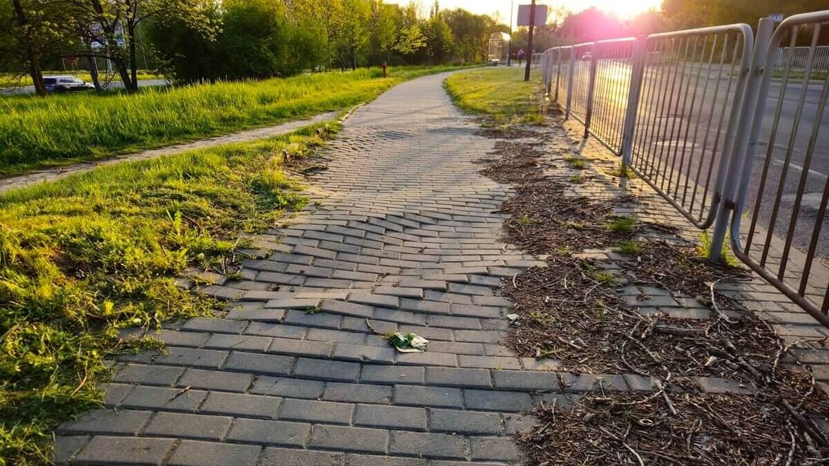 Pofalowany chodnik na ul. Północnej w Lublinie - stan na maj 2025