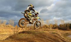 Bielsko-Biała. Z osiedlowych alejek urządził sobie tor motocrossowy