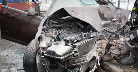 Śląskie. Koszmarny wypadek w Mysłowicach. Opel zmiażdżony