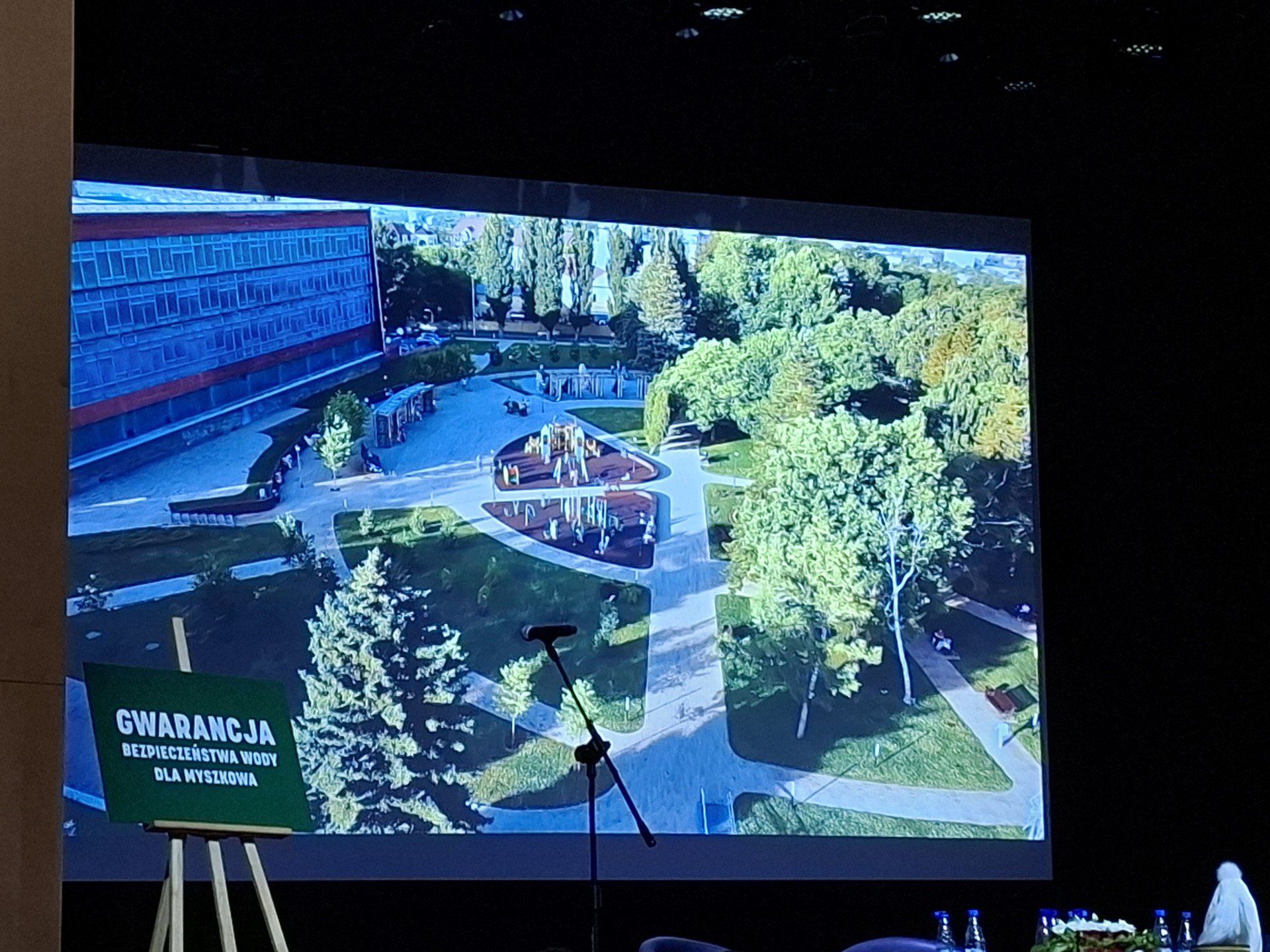 Planowane odwierty pod Myszkowem wywołują coraz większe emocje. Podczas otwartego spotkania mieszkańcy usłyszeli zarówno zapewnienia o bezpieczeństwie, jak i ostrzeżenia przed pochopnym straszeniem skutkami inwestycji. W dyskusji udział wzięli zaproszeni przez spółkę Permia 1 naukowiec, geolog oraz prezes firmy