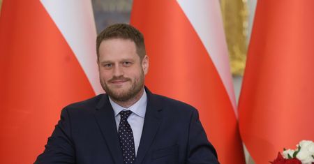 Bez przetargu. Janusz Cieszyński wskazał, kto obsłuży płatności mObywatela