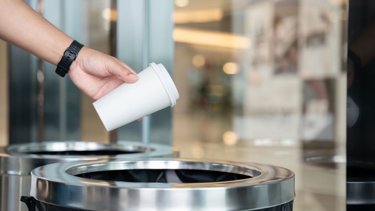 Gdzie wyrzucić kubek po kawie?