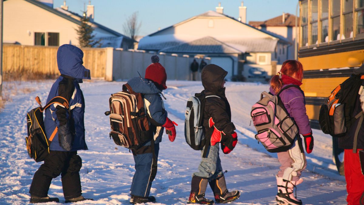 Dzieci wchodzą do autobusu