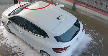 Nagranie z myjni samochodowej. Świadkowie nie popuścili