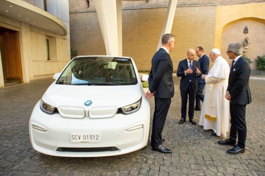 Białe i3 będzie kolejnym elektrykiem w służbie u papieża