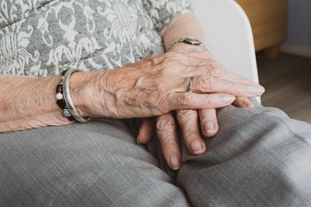 Stanęli przed sądem. Oszukali seniorów na 200 tys. zł