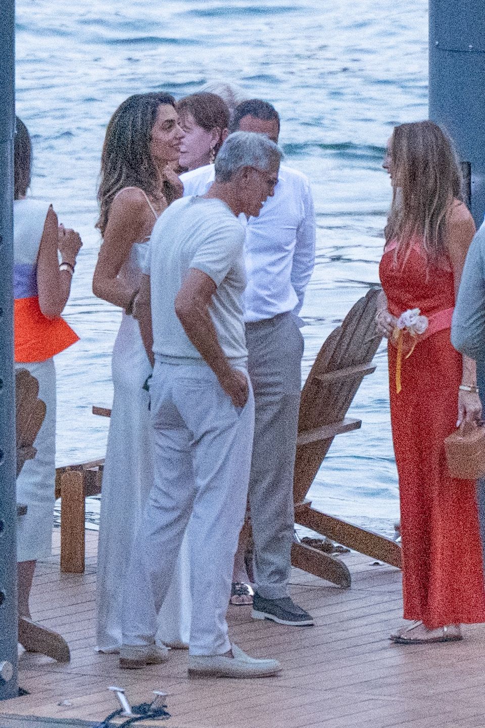George i Amal Clooneyowie sfotografowani nad jeziorem Como