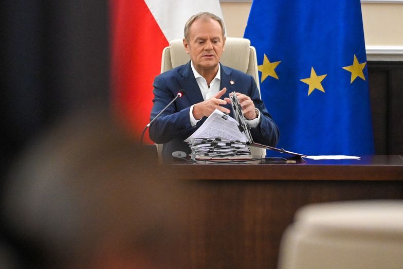 Warszawa, 29.10.2024. Premier Donald Tusk przed posiedzeniem rządu w KPRM w Warszawie, 29 bm. Ministrowie zapoznają się z raportem z prac komisji ds. badania wpływów rosyjskich. Rozpatrzą zmiany w tegorocznej ustawie budżetowej i okołobudżetowej, a także propozycję likwidacji składki zdrowotnej od sprzedaży środków trwałych. (mr) PAP/Marcin Obara