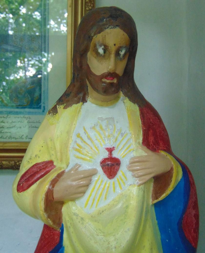 Zniszczona figurka religijna