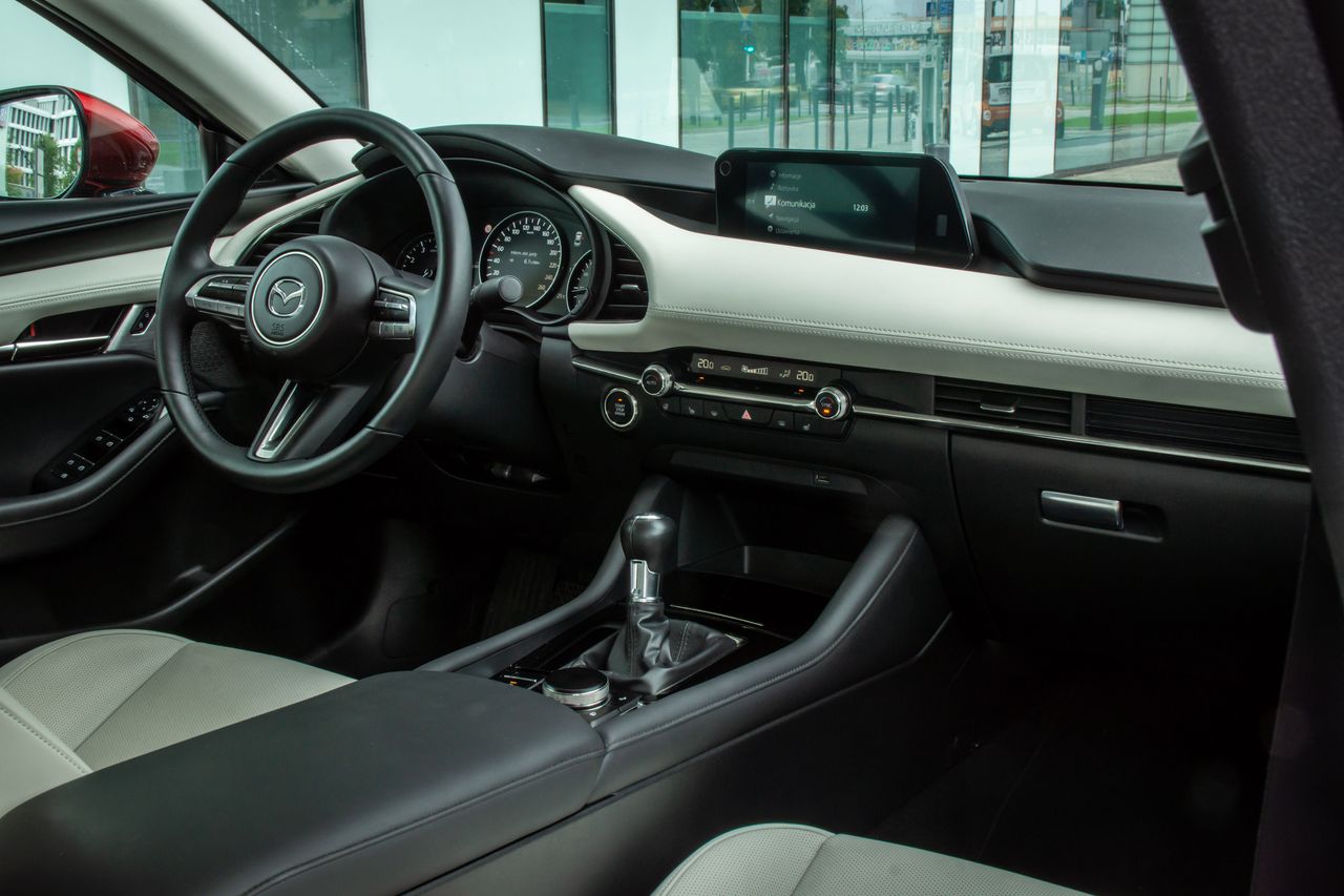 Świetnie dobrane materiały, dobre spasowanie. Mazda 3 może pochwalić się lepszym wnętrzem, niż niejeden "oficjalny" kompakt klasy premium