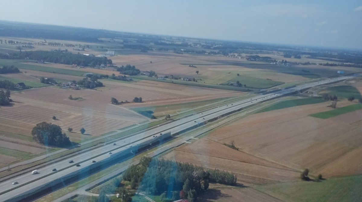 Dron nad autostradą A2. Kierowcy ciężarówek się nie popisali