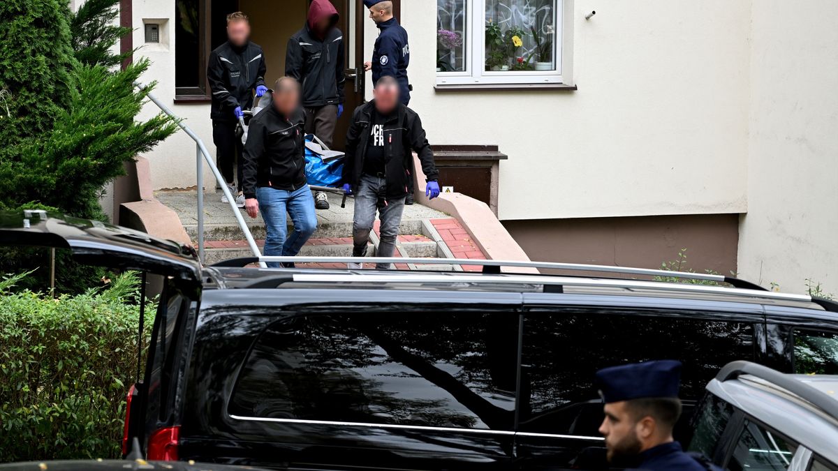 Kielce, 13.10.2026. Wynoszenie zwłok z bloku na osiedlu Pod Dalnią w Kielcach, 13 bm. Kilkanaście minut po godzinie 7.00 dyżurny kieleckiej komendy otrzymał zgłoszenie, że w czteropiętrowym budynku przy balkonie jednego z mieszkań znajduje się mężczyzna bez oznak życia. Na miejsce skierowano służby. Po wejściu do lokalu policjanci znaleźli kolejne trzy ciała: kobiety i dwóch młodych mężczyzn. (ad) PAP/Piotr Polak ***Do tego materiału zdjęciowego dostępna jest również depesza w systemie CSI, pt.: Kielce/ Cztery ciała w jednym z mieszkań na osiedlu Pod Dalnią***