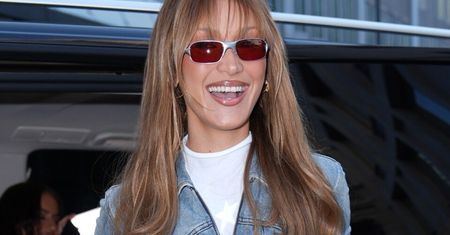 Najmodniejsze cięcie na wiosnę i lato. Poproś w salonie o wispy bangs