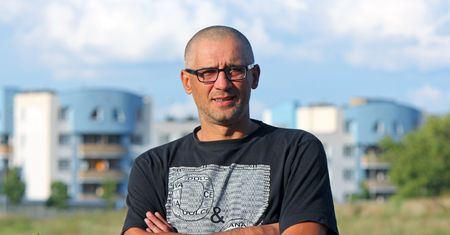 Rozwód kosztował go miliony. Musiał zatrudnić się w magazynie