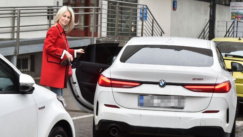 Magdalena Ogórek z torebką za 15 TYSIĘCY ZŁOTYCH robi zakupy, po czym wsiada do wartego ćwierć miliona bmw