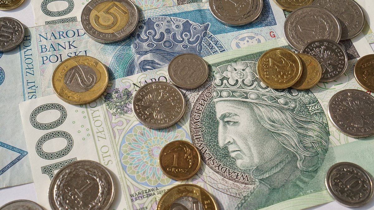 Komornicy chcą ściągać długi z pensji minimalnej.