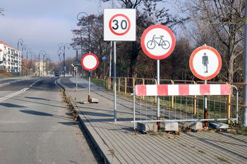 Legnica: Ul. Mickiewicza jest przejezdna. Znaki drogowe zaprzeczają