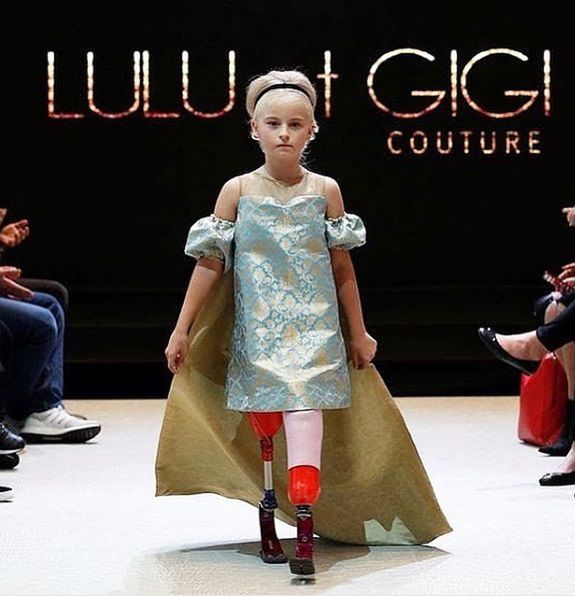 9-letnia modelka na pokazie mody