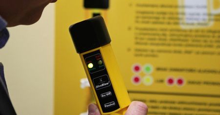 Miał 1,8 promila i zakaz prowadzenia. Przyjechał na komendę i zaczął się rozbierać
