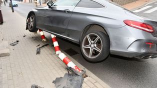 Rozbił mercedesa na słupkach i uciekł. 19-latek z promilami zabrał auto bez zgody właściciela