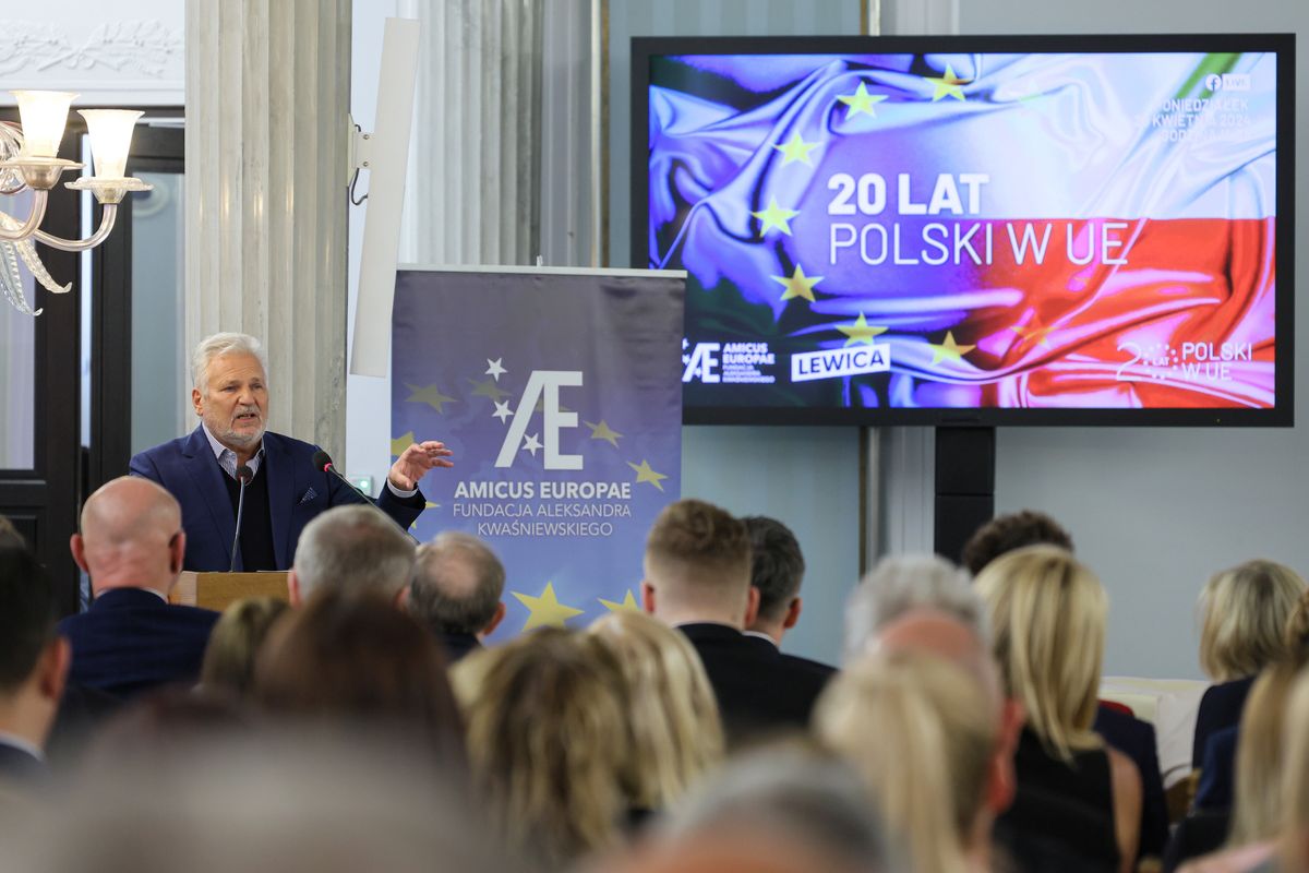Były prezydent RP Aleksander Kwaśniewski podczas konferencji "20 lat członkostwa Polski w UE" 