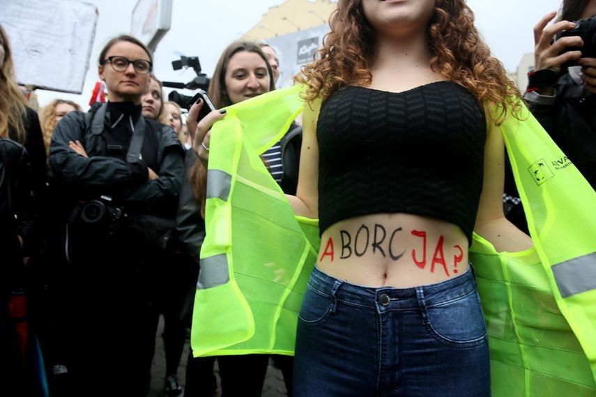 Czarny Protest. Tłumy przed siedzibą PiS przy ul. Nowogrodzkiej