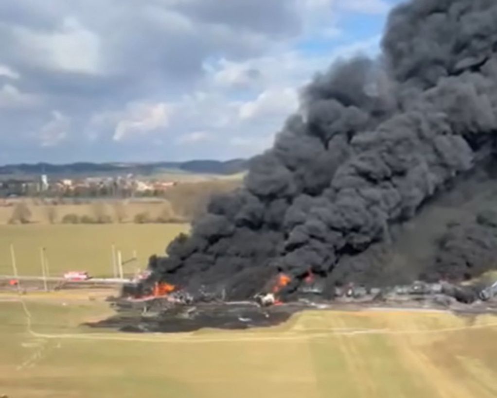 Pożar pociągu z chemikaliami. W cysternach benzen